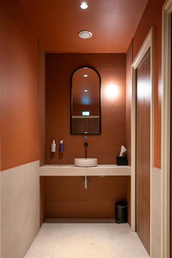 Finition d'une salle d'eau en terracotta