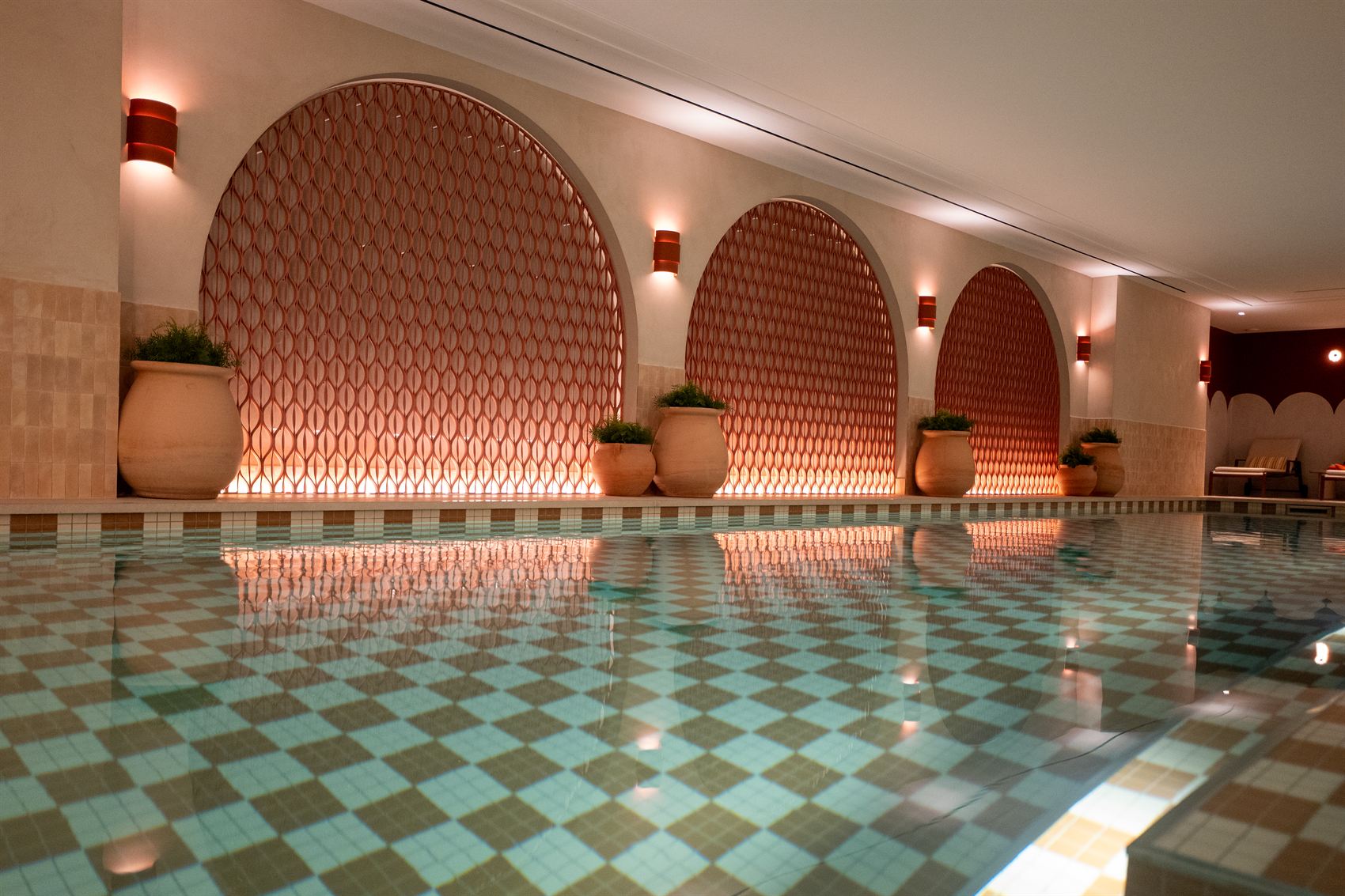 Spa et piscine intérieure sous les arches de terracotta